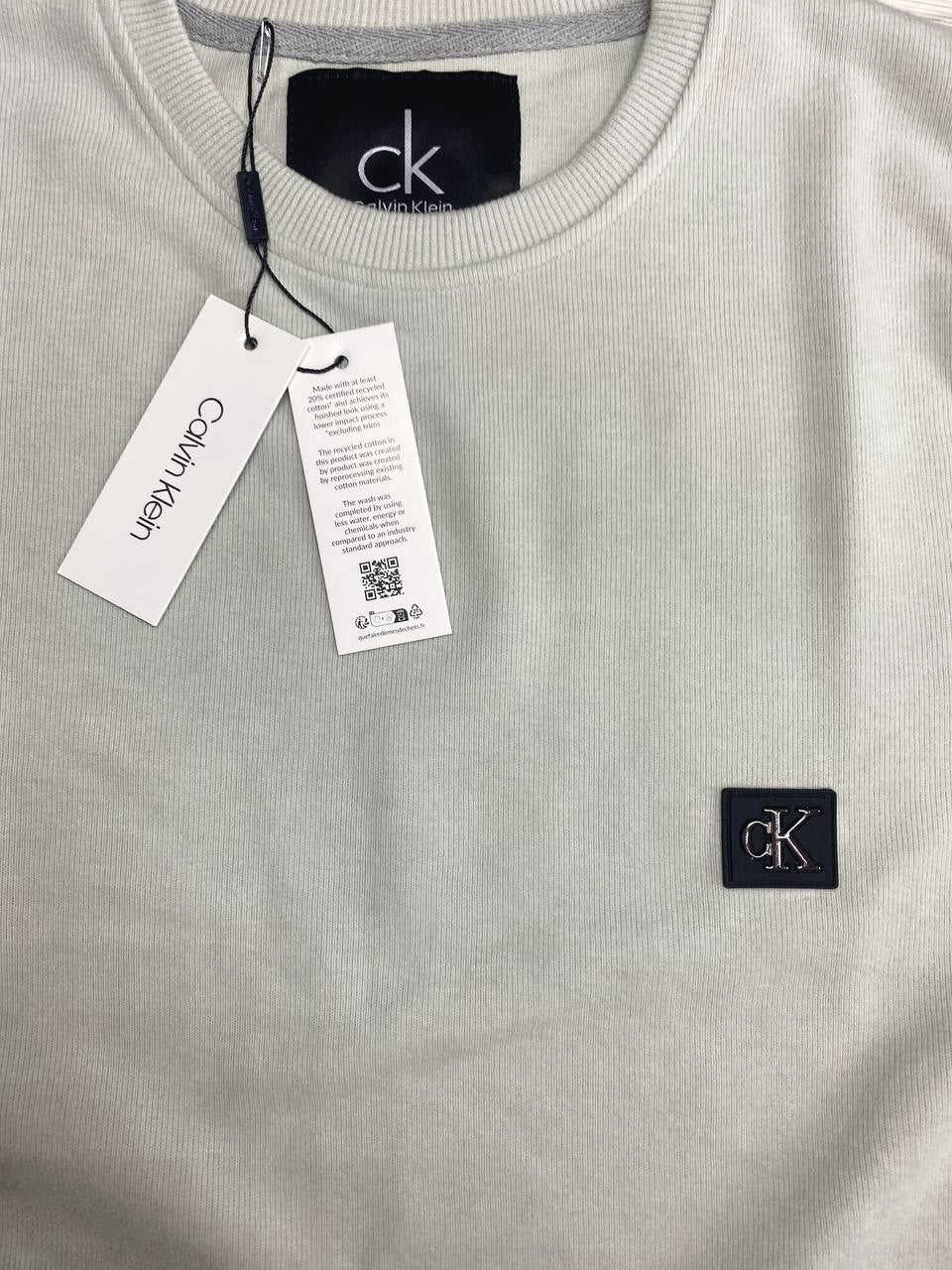 Calvin Klein megztukas